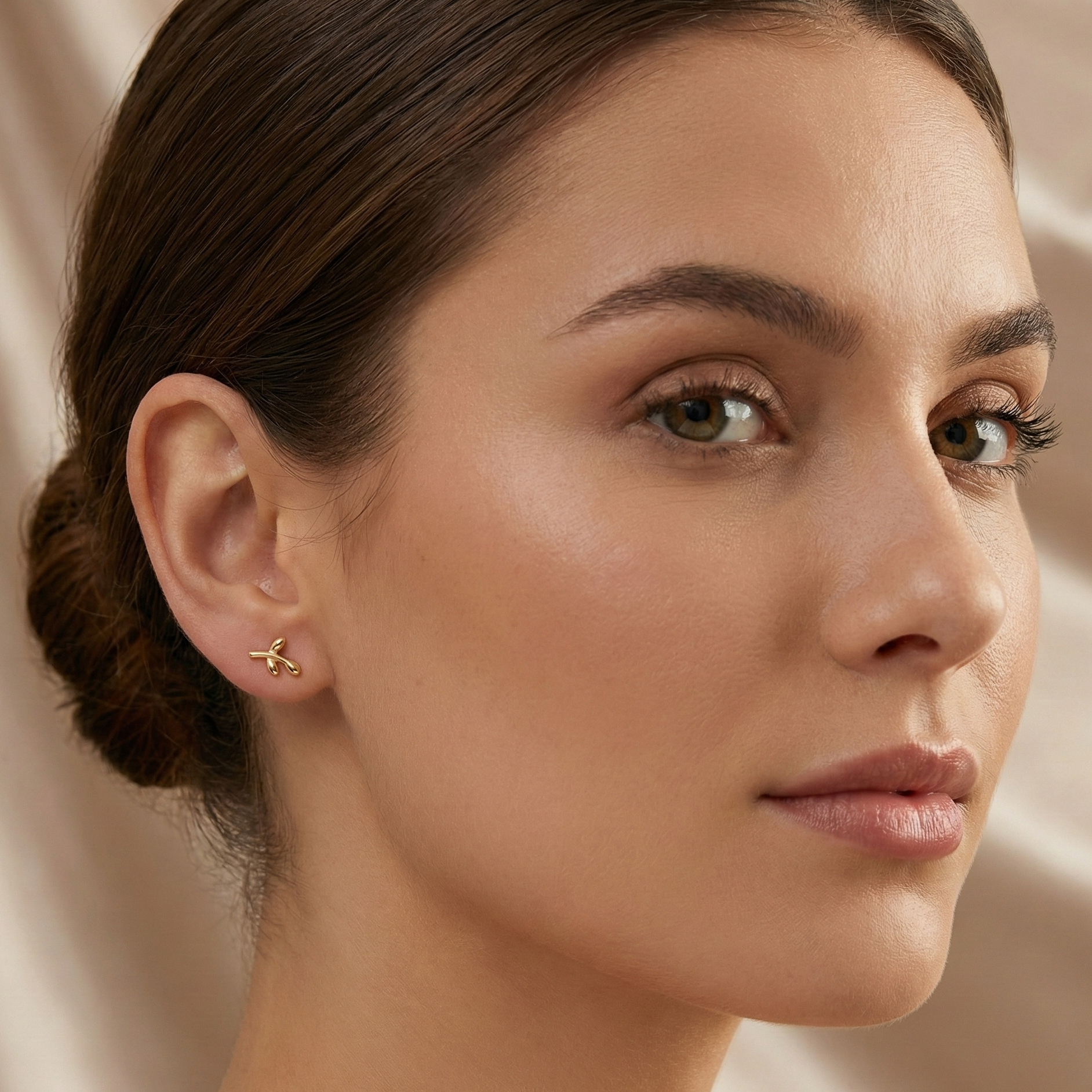 Puces d'oreilles dorées en forme de petite feuille, argent 925 recouvert d'or fin, bijou style nature et bohème.