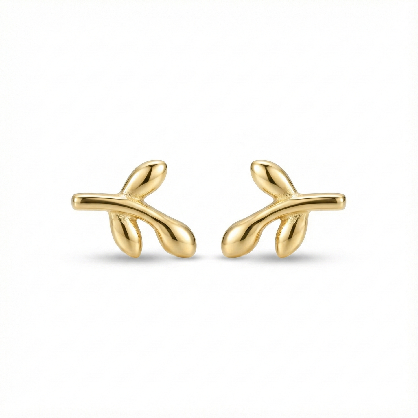 Puces d'oreilles dorées en forme de petite feuille, argent 925 recouvert d'or fin, bijou style nature et bohème.