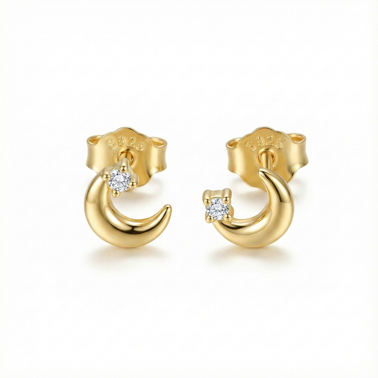 Puces d'oreilles en forme de croissant de lune en argent 925 doré à l'or fin, serties d'oxydes de zirconium brillants.