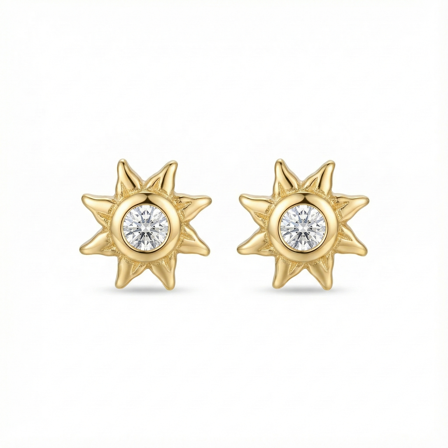 Boucles d'oreilles puces en forme de soleil en argent 925 doré à l'or fin, serties d'un zircon central brillant.