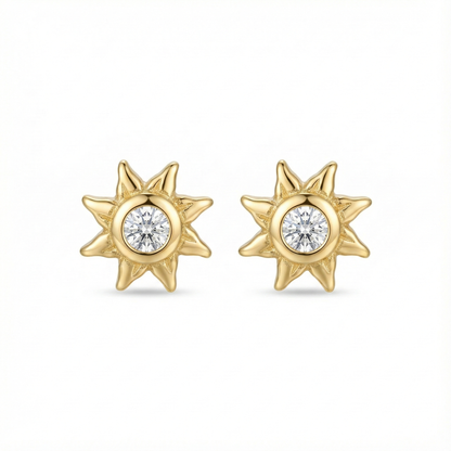 Boucles d'oreilles puces en forme de soleil en argent 925 doré à l'or fin, serties d'un zircon central brillant.
