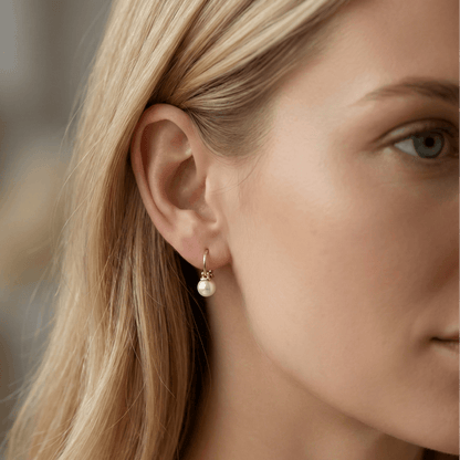 Boucles pendantes dorées or 18k avec perle blanche, format compact, fermoir crochet, élégantes pour un usage quotidien