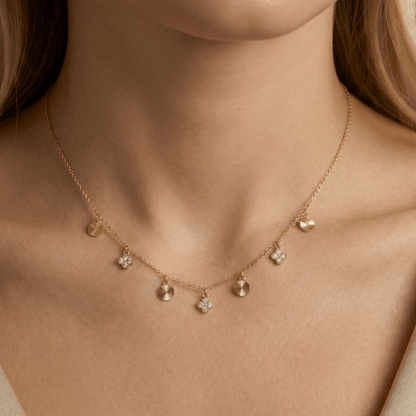 Collier en acier inoxydable doré avec pampilles gravées et motifs sertis de pierres claires, chaîne ajustable élégante pour usage quotidien