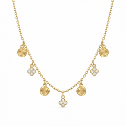 Collier en acier inoxydable doré avec pampilles gravées et motifs sertis de pierres claires, chaîne ajustable élégante pour usage quotidien