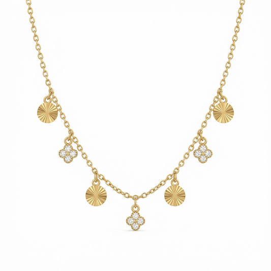 Collier en acier inoxydable doré avec pampilles gravées et motifs sertis de pierres claires, chaîne ajustable élégante pour usage quotidien
