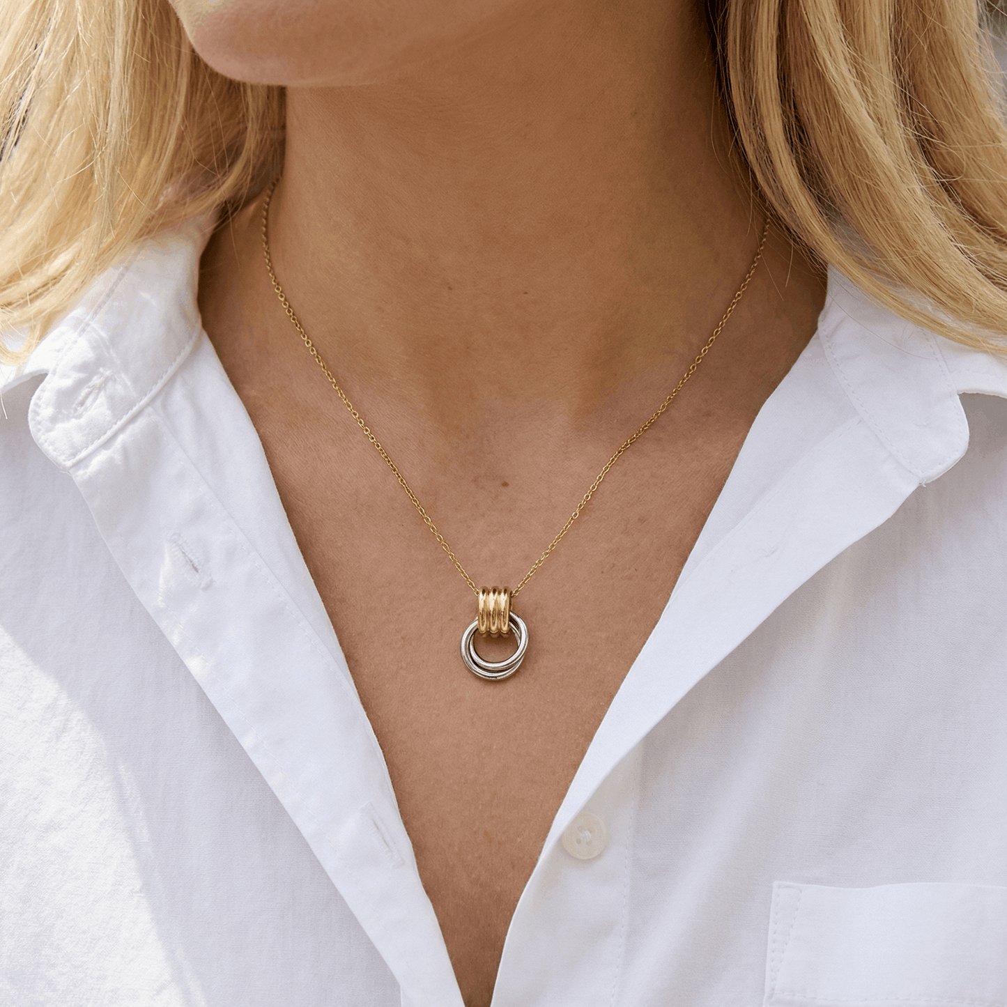 Collier en acier inoxydable doré avec pendentif anneaux entrelacés, chaîne ajustable 40 + 5 cm, bijou moderne pour usage quotidien