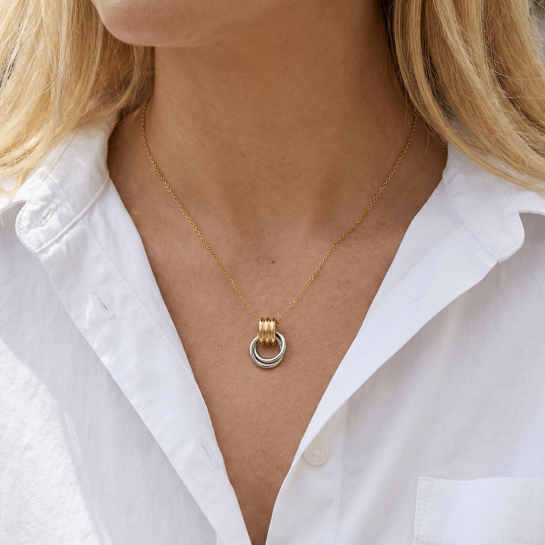 Collier en acier inoxydable doré avec pendentif anneaux entrelacés, chaîne ajustable 40 + 5 cm, bijou moderne pour usage quotidien