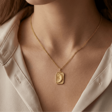 Collier doré en acier inoxydable avec pendentif lune gravée rectangulaire