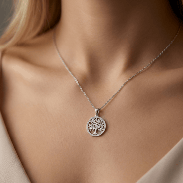 Collier arbre de vie en acier inoxydable couleur acier avec pierres claires serties, pendentif 32 mm, chaîne ajustable pour usage quotidien