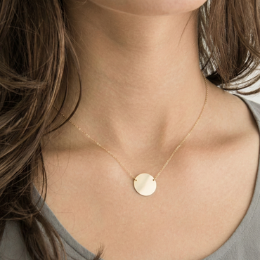 Collier doré en acier inoxydable avec médaille ronde lisse minimaliste