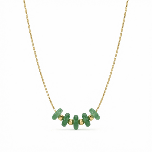 Collier doré en acier inoxydable avec perles vertes centrales, design minimaliste et élégant porté au cou