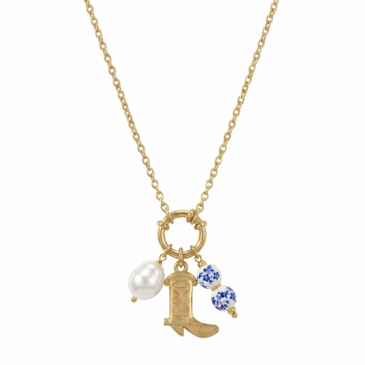 Collier doré bohème chic avec pendentif bottine, perle d’eau douce et perles bleues