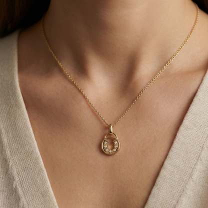 Collier doré à l’or 18k avec pendentif fer à cheval serti de zircons