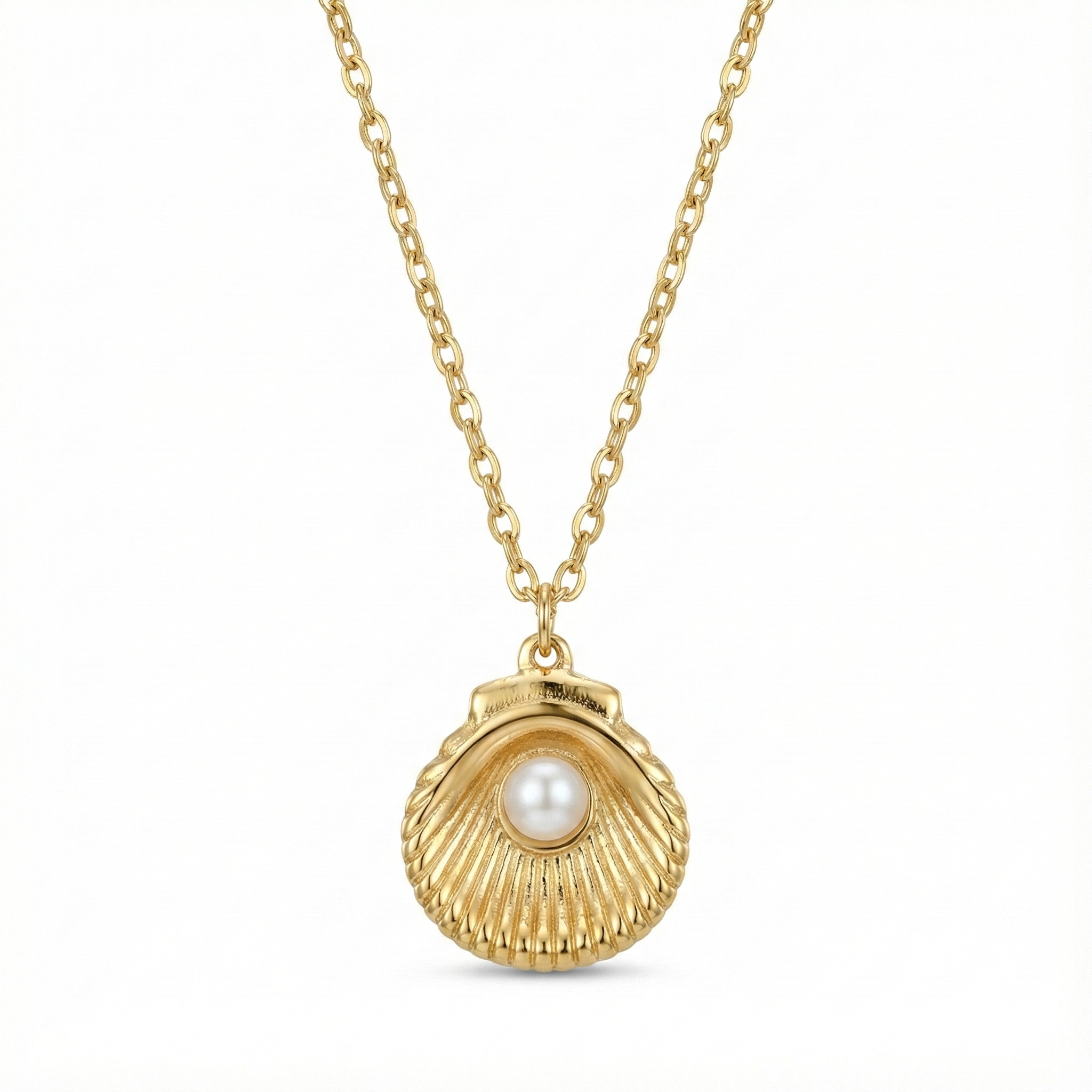 Collier d'été incontournable avec pendentif coquillage (cauri) et perle blanche, chaîne dorée en acier inoxydable waterproof.