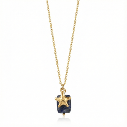 Collier d'été incontournable : pendentif étoile de mer dorée et petite pierre colorée, chaîne acier waterproof pour la plage.