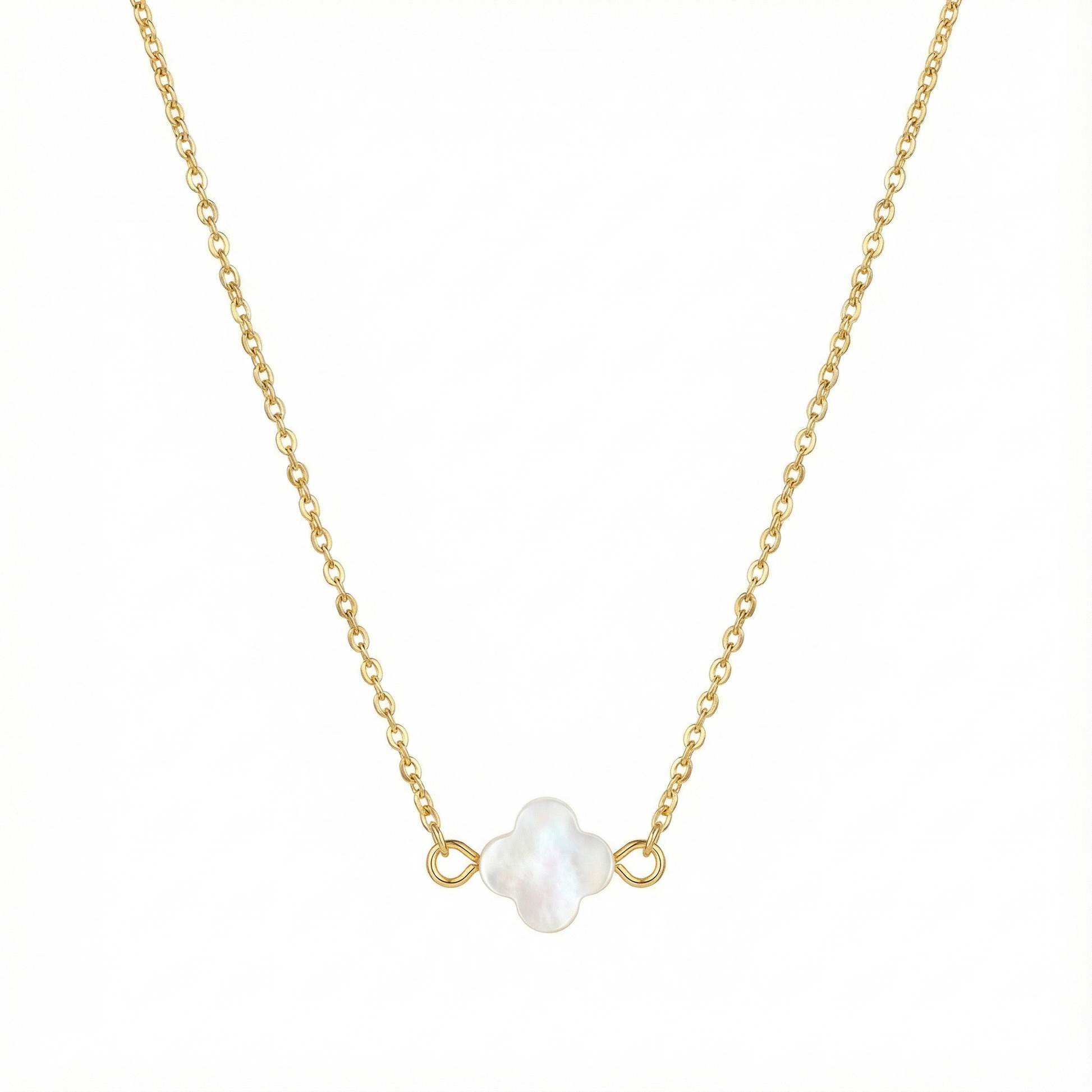 Collier femme tendance style luxe : pendentif trèfle blanc effet nacre sur chaîne dorée en acier inoxydable.