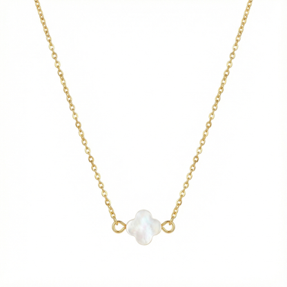 Collier femme tendance style luxe : pendentif trèfle blanc effet nacre sur chaîne dorée en acier inoxydable.