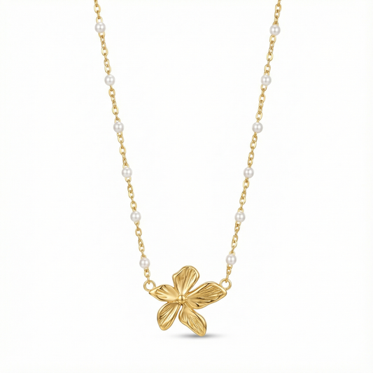 Collier élégant pour mariage ou soirée : pendentif fleur d'orchidée dorée et perles blanches sur chaîne acier.