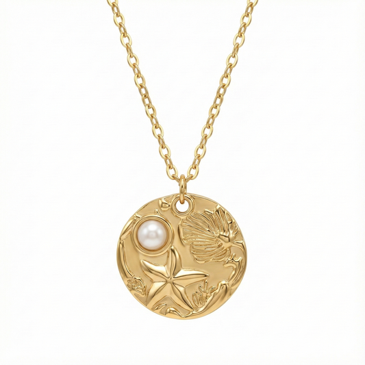 Collier pendentif médaille ronde motif marine (rose des vents ou boussole) en acier inoxydable doré, bijou symbole de voyage.