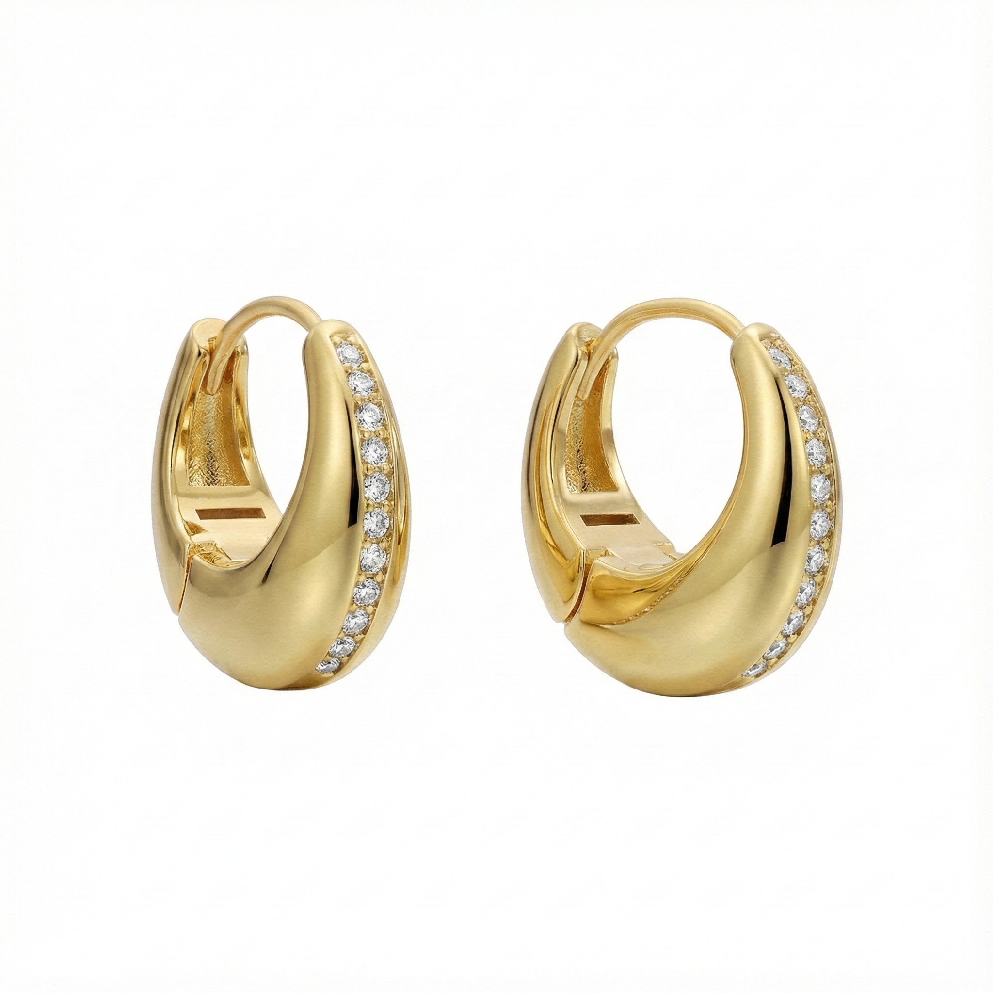 Créoles bombées dorées or 18k avec ligne de strass scintillants, design compact et structuré chic