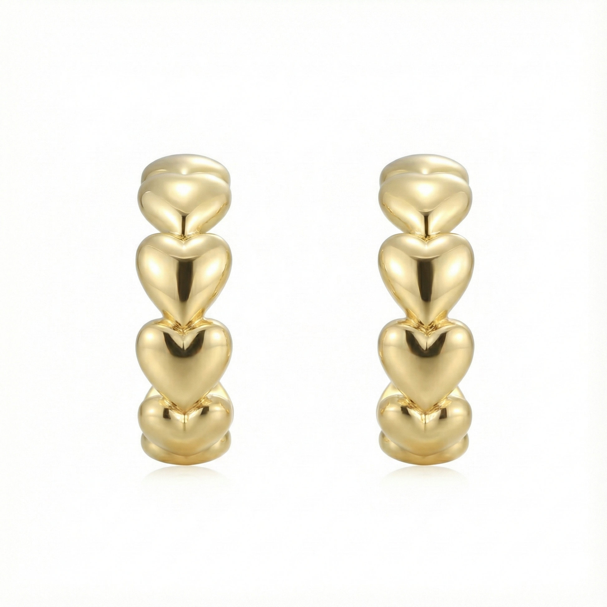 Créoles doré à l’or 18k avec cœurs sculptés en relief