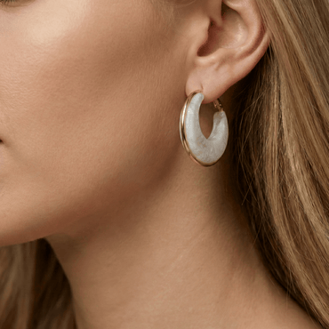 Créoles larges en acier inoxydable doré avec insert blanc effet nacré, diamètre 3,6 cm, créoles contemporaines pour usage quotidien