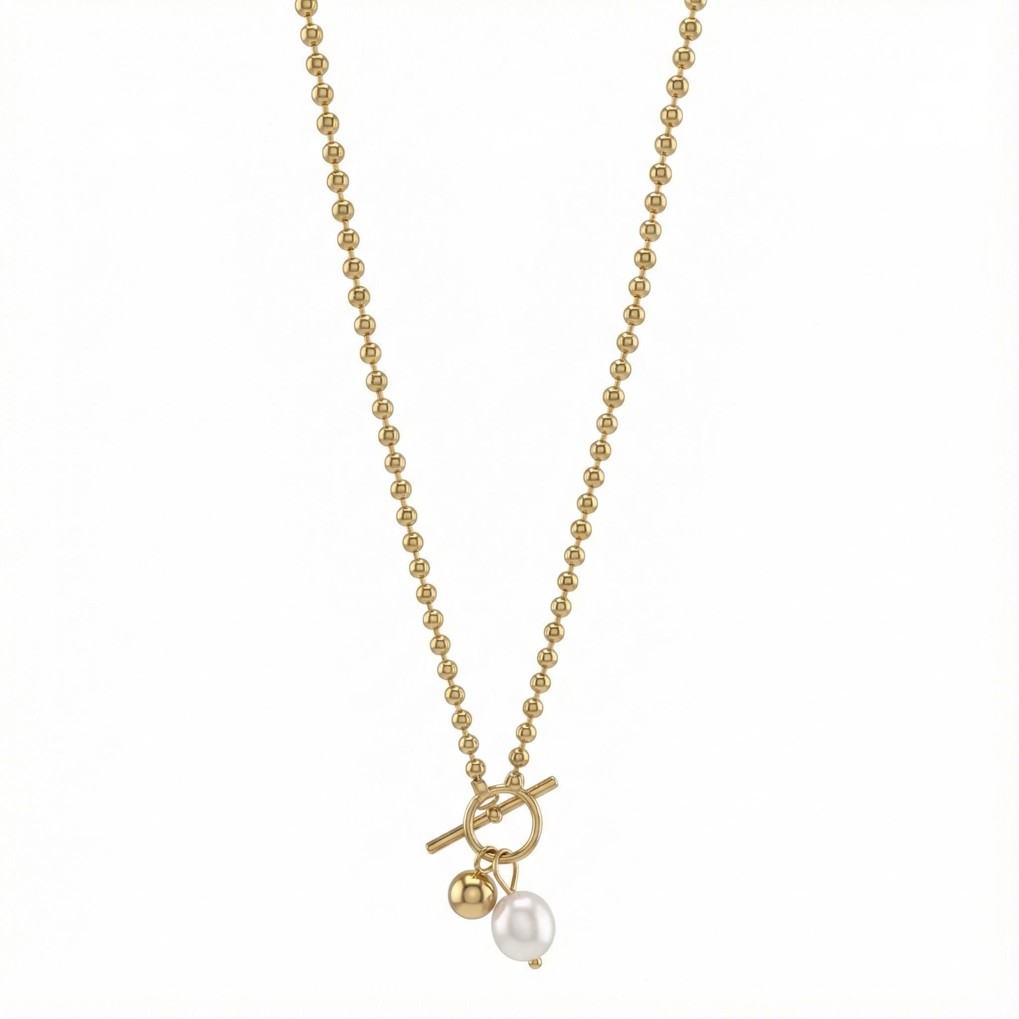 Détail du fermoir toggle et perle nacrée du collier doré