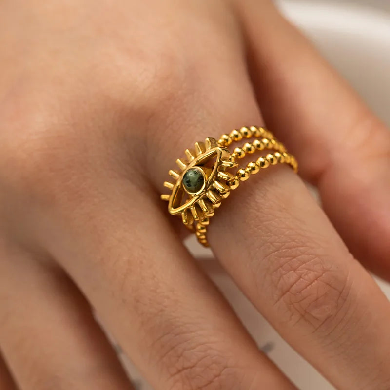bague œil protecteur pierre verte en acier inoxydable portée à la main