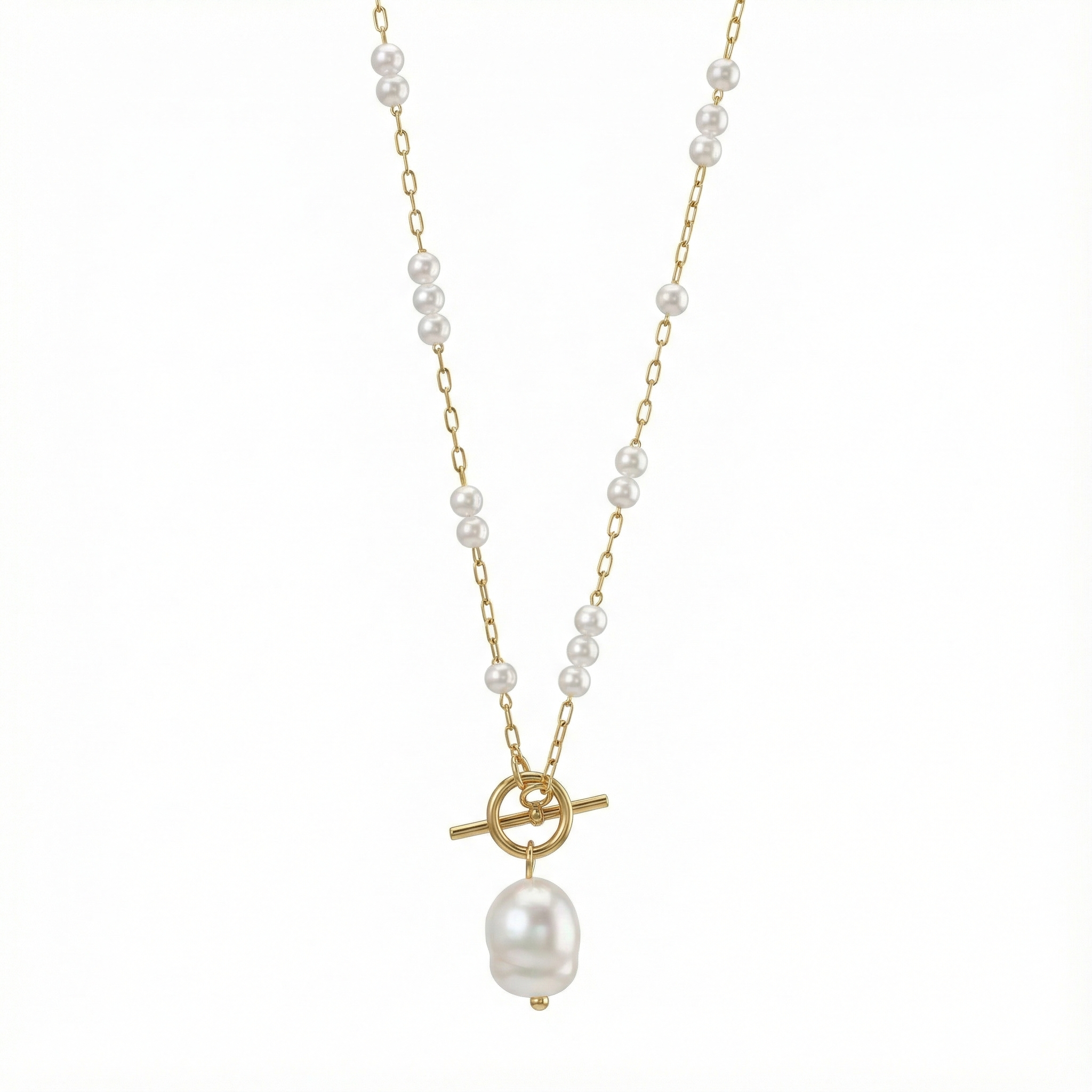 Détail perles blanches et fermoir toggle avec perle baroque