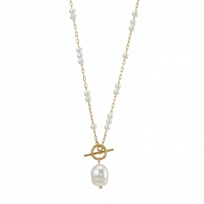 Détail perles blanches et fermoir toggle avec perle baroque
