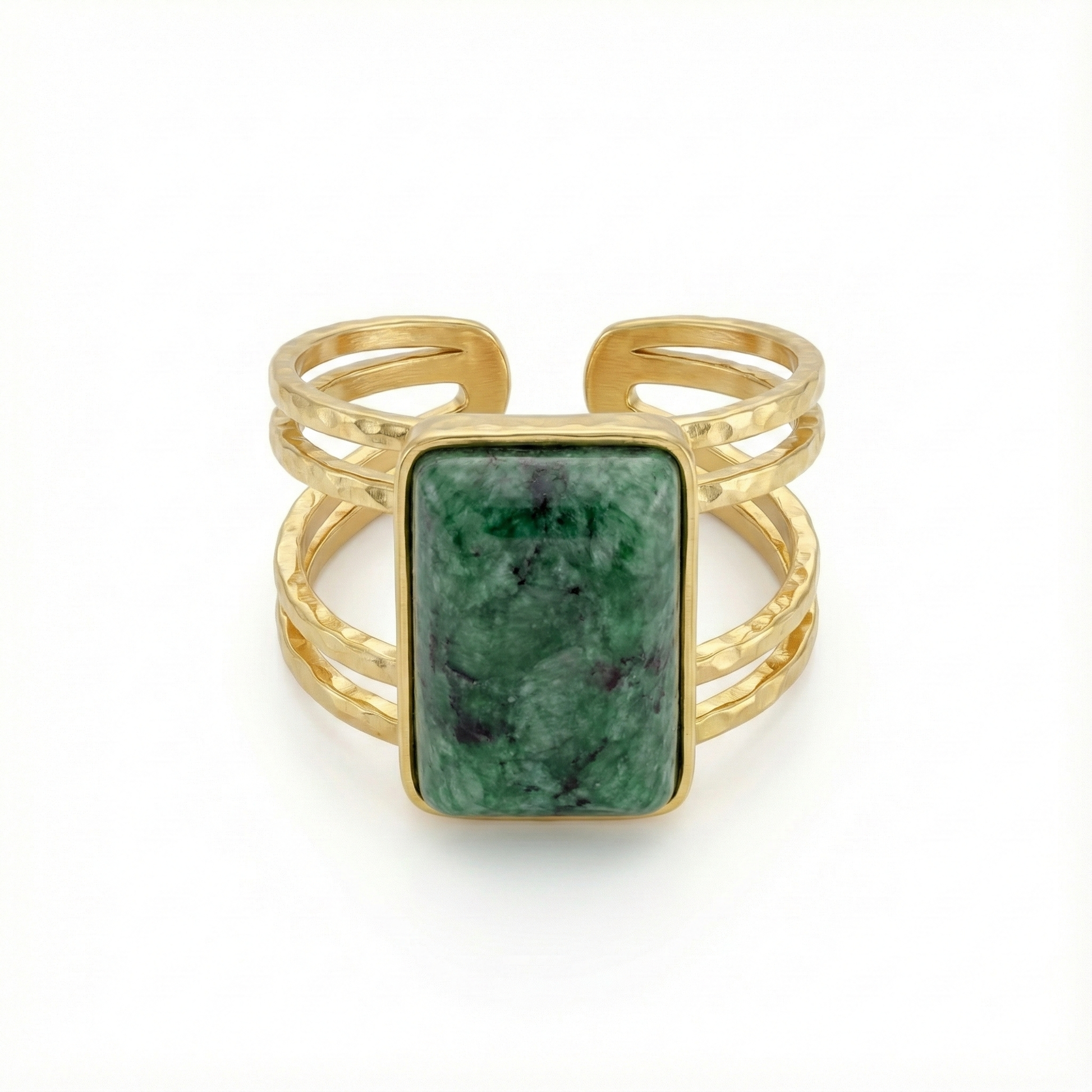 détail pierre chrysocolle naturelle sur bague dorée