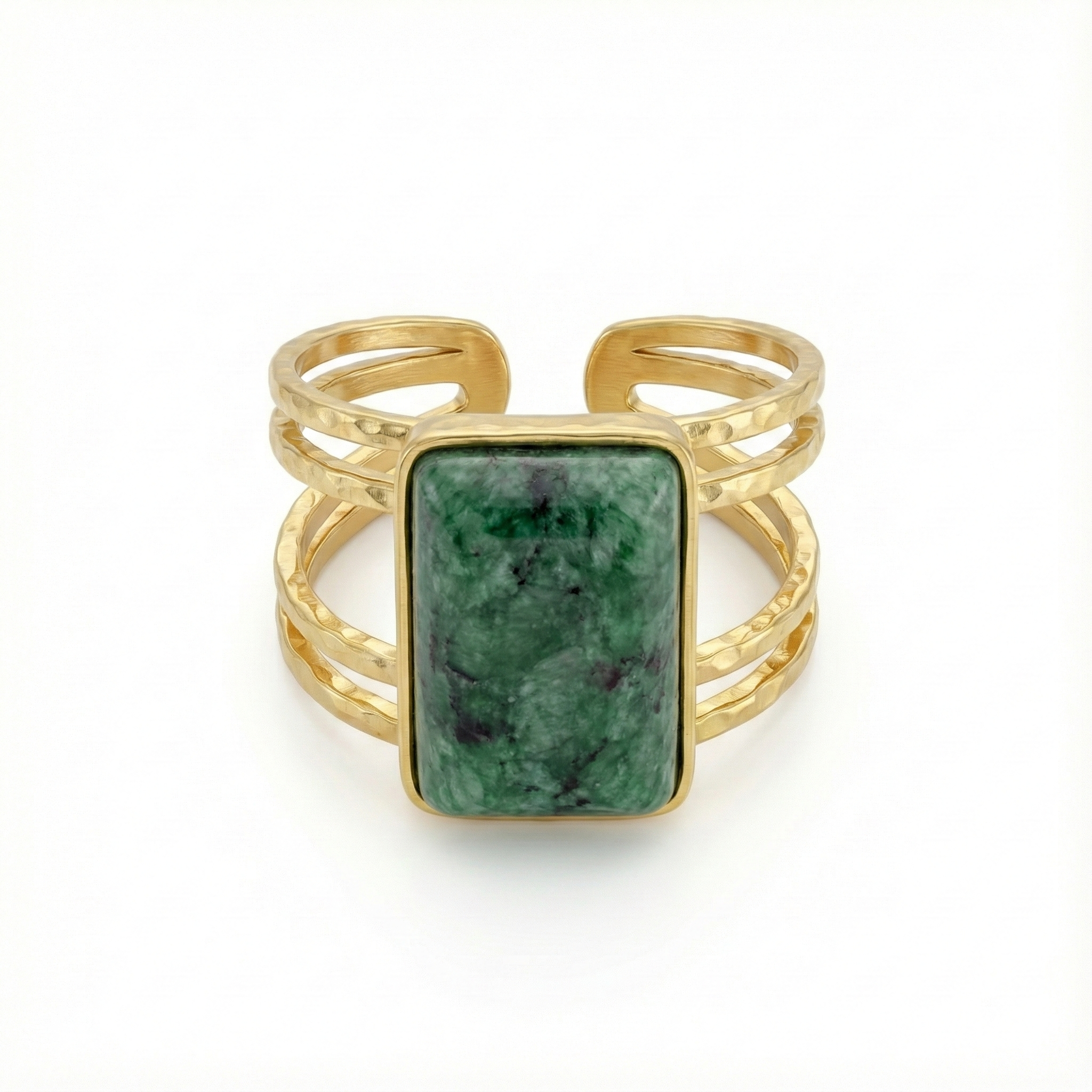 détail pierre chrysocolle naturelle sur bague dorée