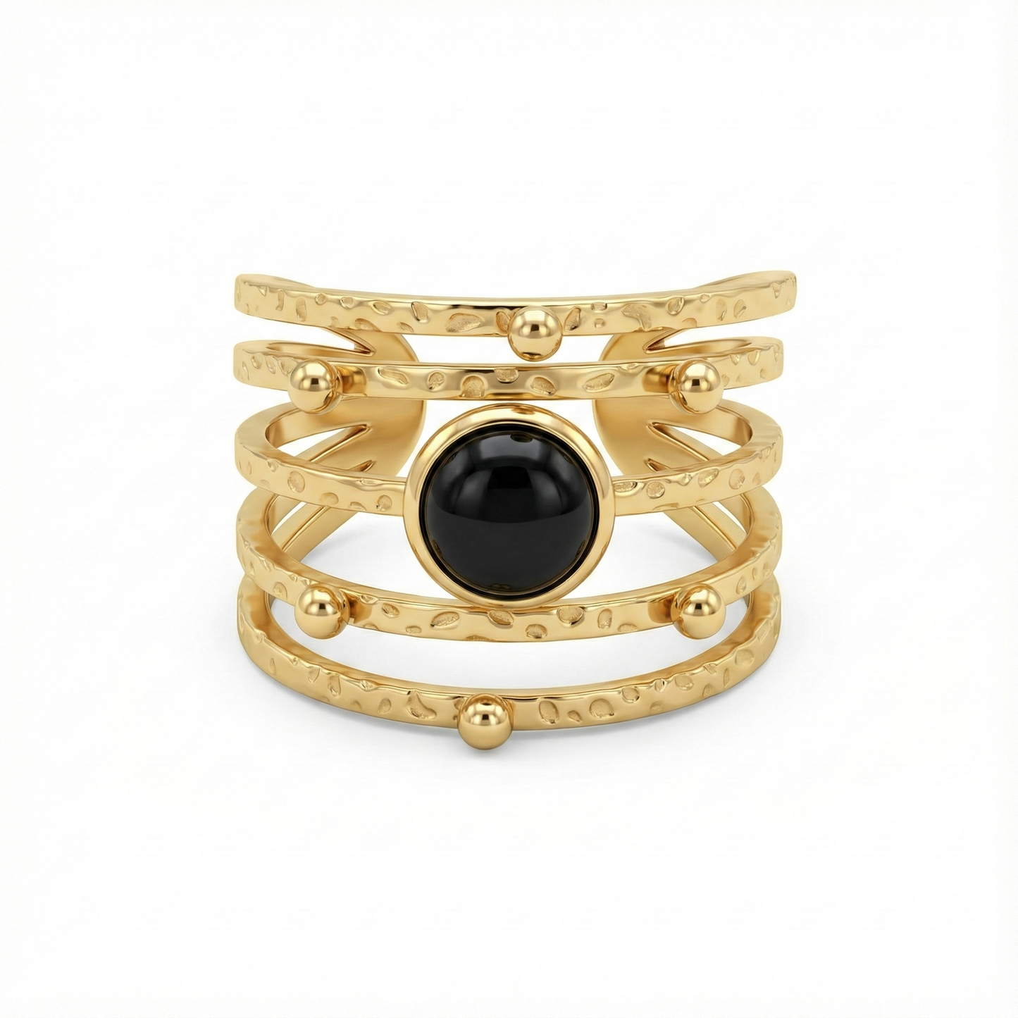 Détail pierre noire et strates texturées sur bague dorée