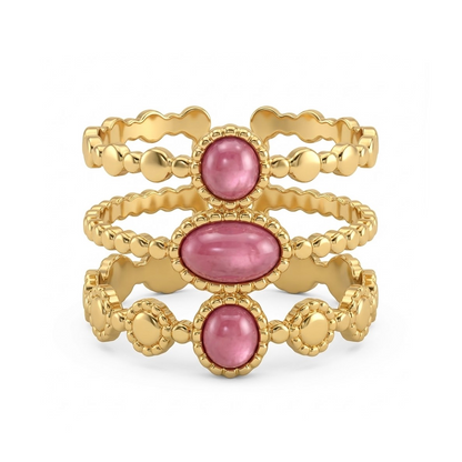 Détail pierres roses sur triple anneau bague dorée