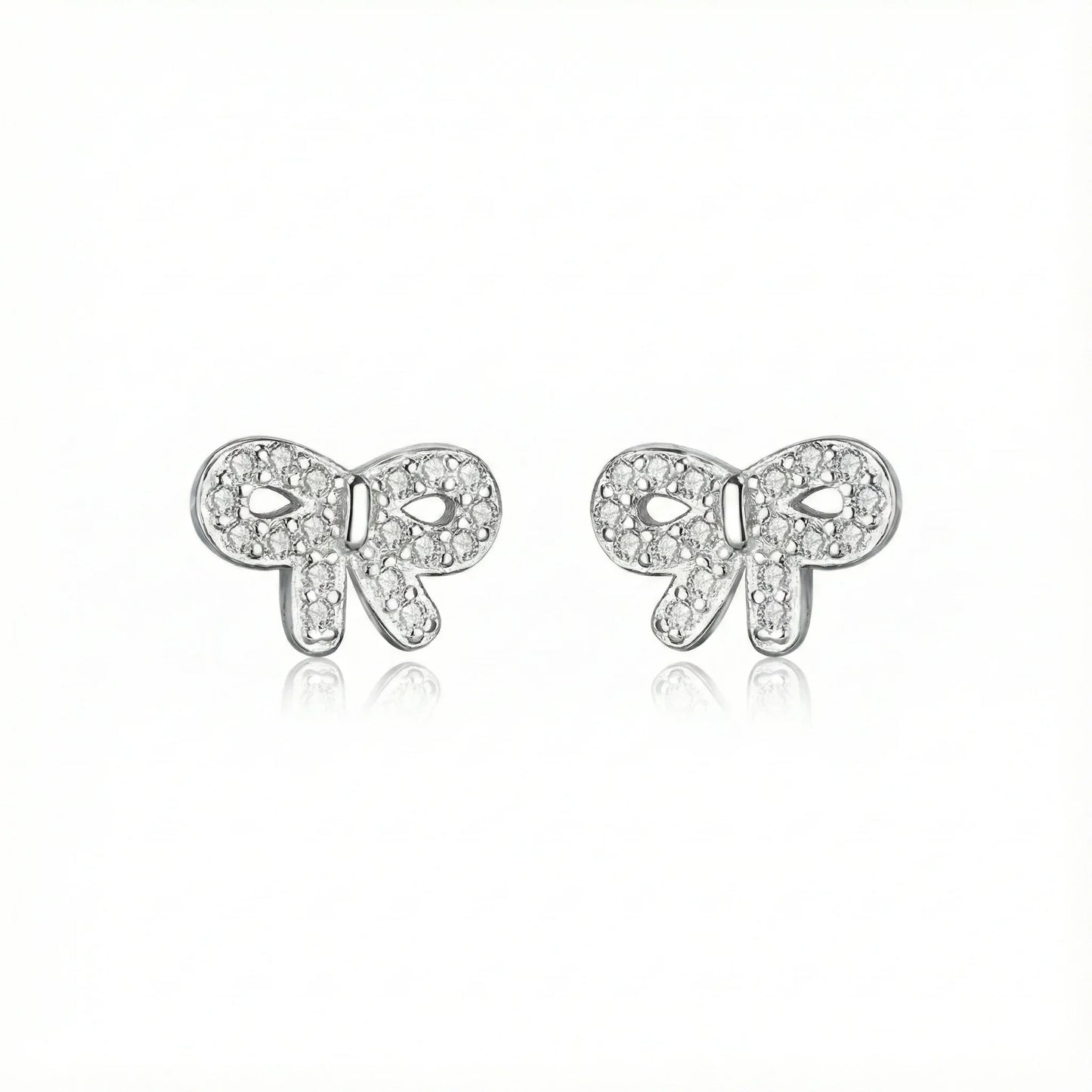 Gros plan boucles d’oreilles puces argent 925 avec zircons sertis