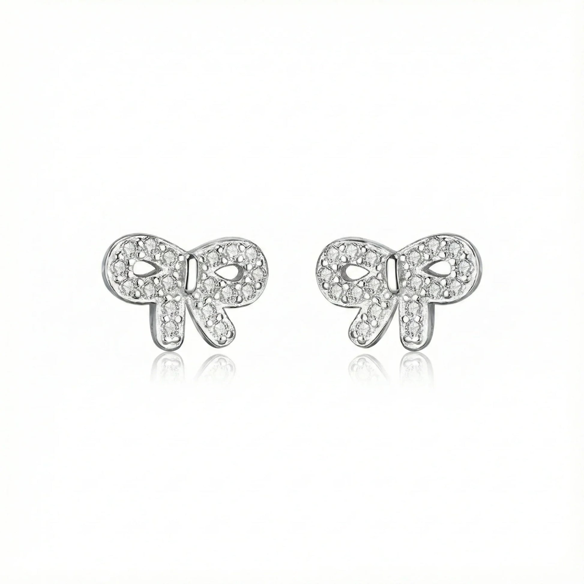 Gros plan boucles d’oreilles puces argent 925 avec zircons sertis