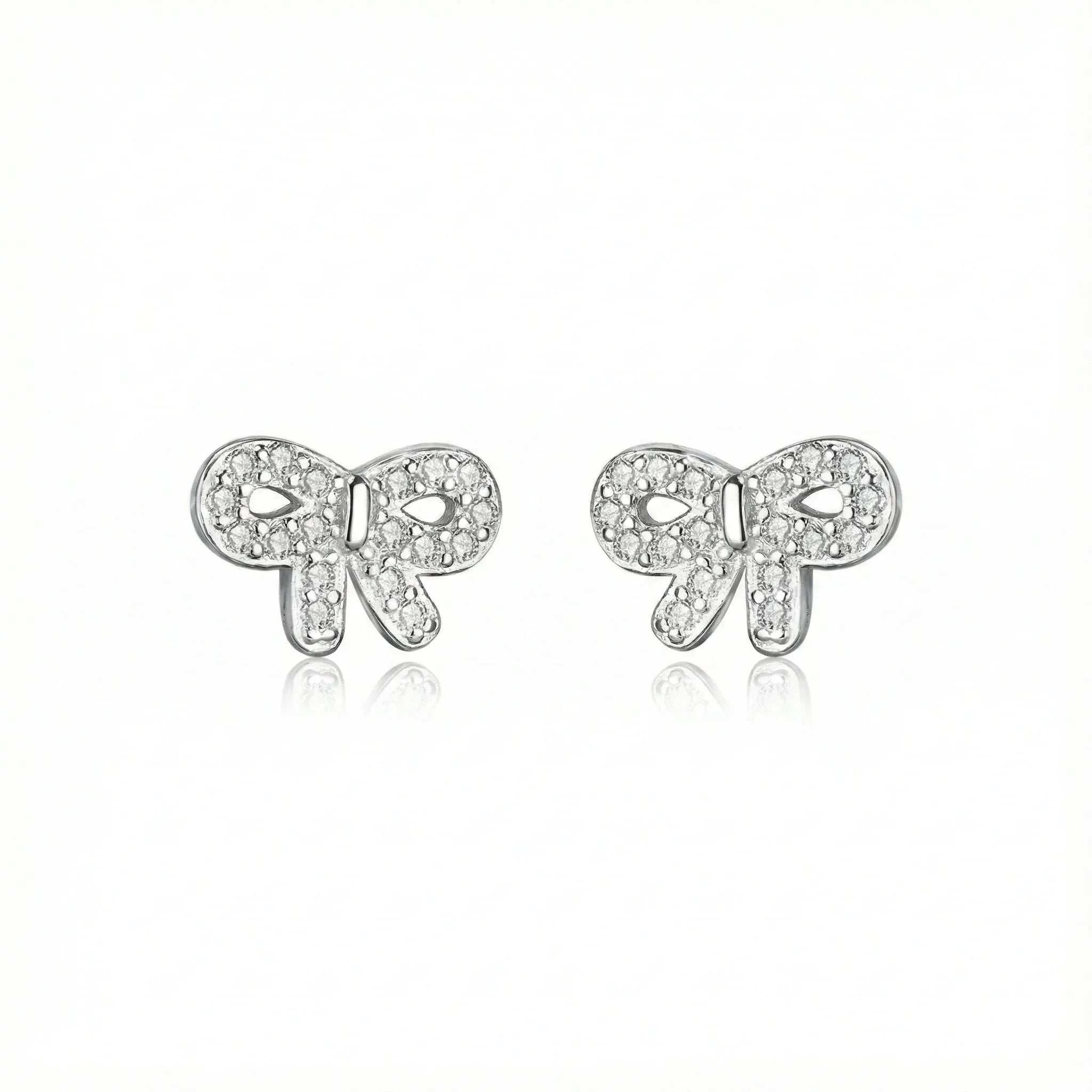 Gros plan boucles d’oreilles puces argent 925 avec zircons sertis