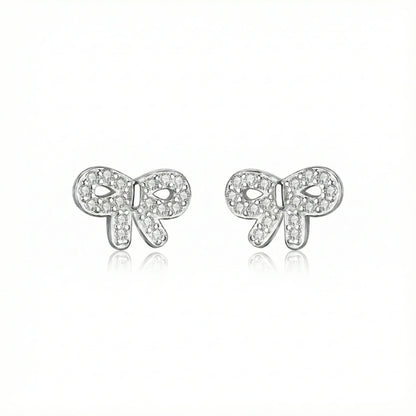 Gros plan boucles d’oreilles puces argent 925 avec zircons sertis