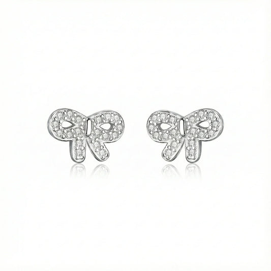 Gros plan boucles d’oreilles puces argent 925 avec zircons sertis