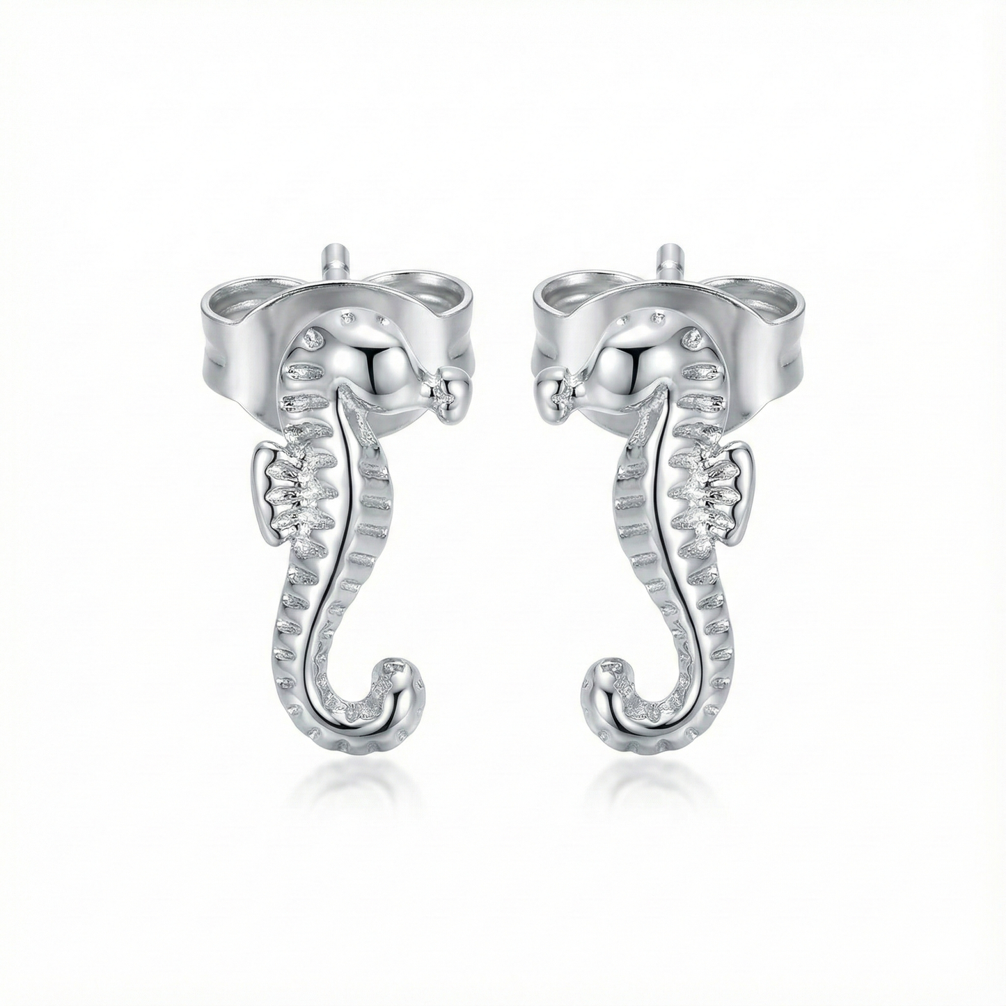 Boucles d'oreilles puces motif hippocampe en acier inoxydable argenté, bijou marin original et mignon pour femme ou enfant.