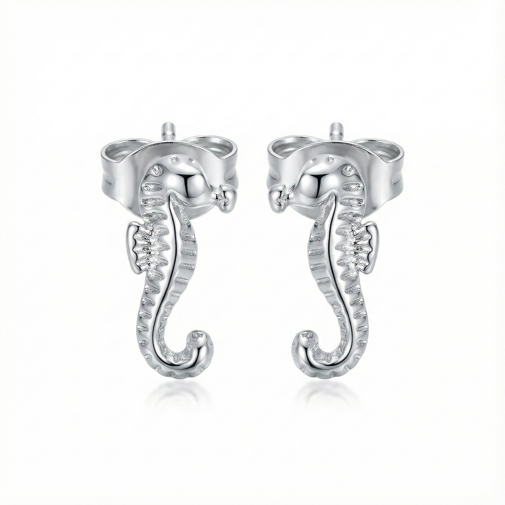 Boucles d'oreilles puces motif hippocampe en acier inoxydable argenté, bijou marin original et mignon pour femme ou enfant.