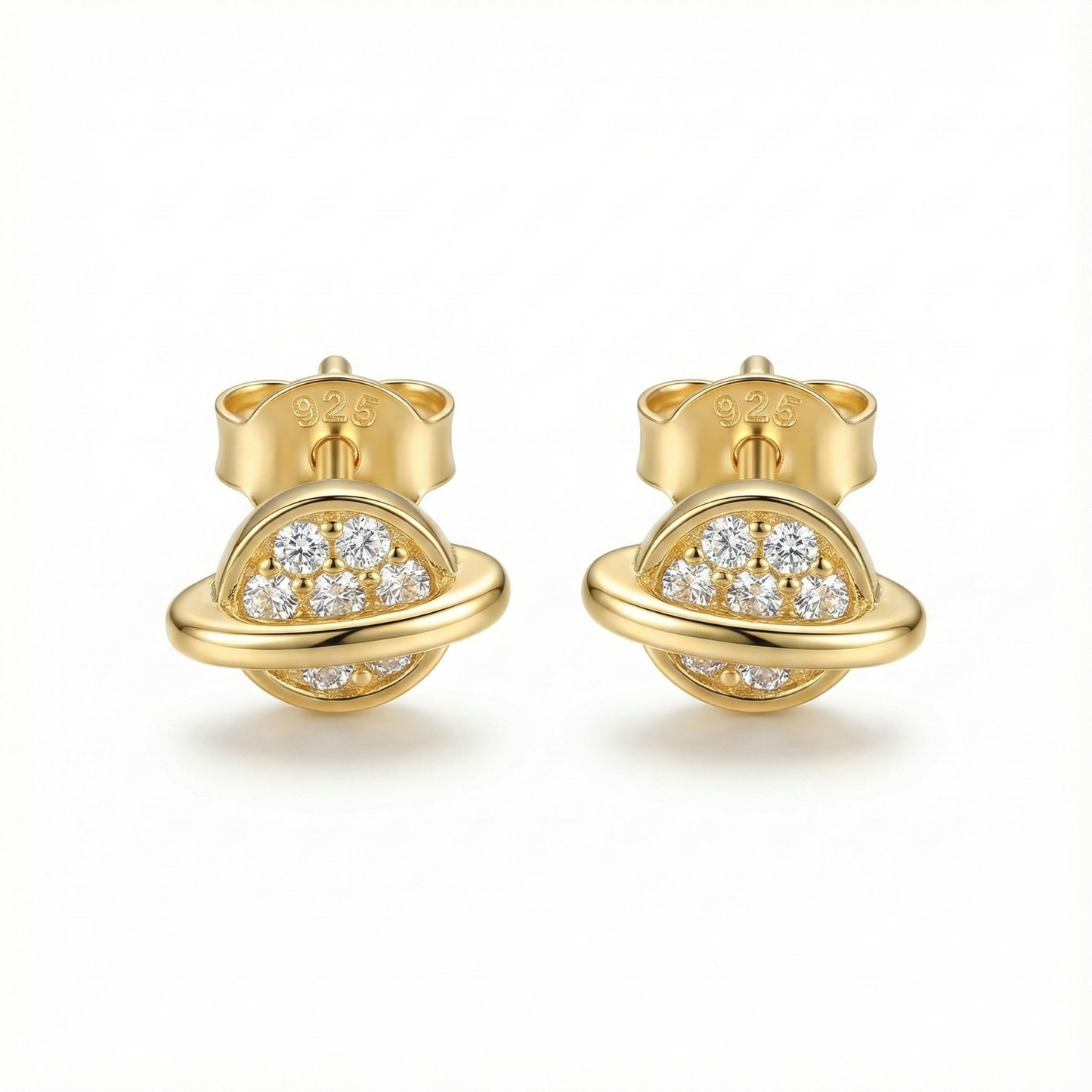 Petites puces d'oreilles en argent 925 doré forme planète Saturne pavée de zircons brillants